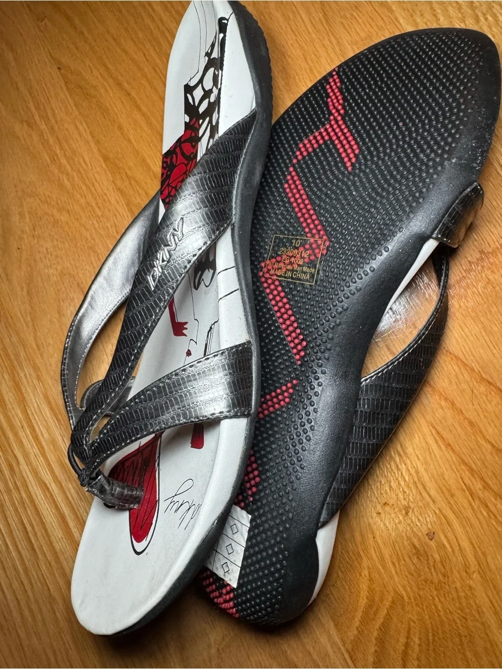 DKNY Women’s Size 10 Black White Red Graphic Thong Sandals Y2K